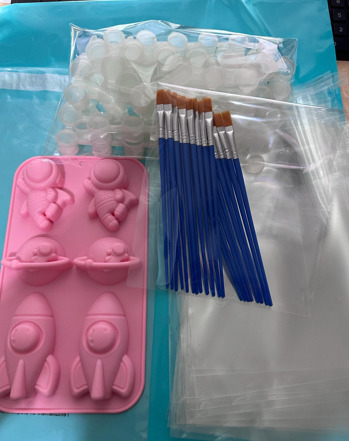 Astronaut DIY Plaster Starter Kit. Create your own party favors.