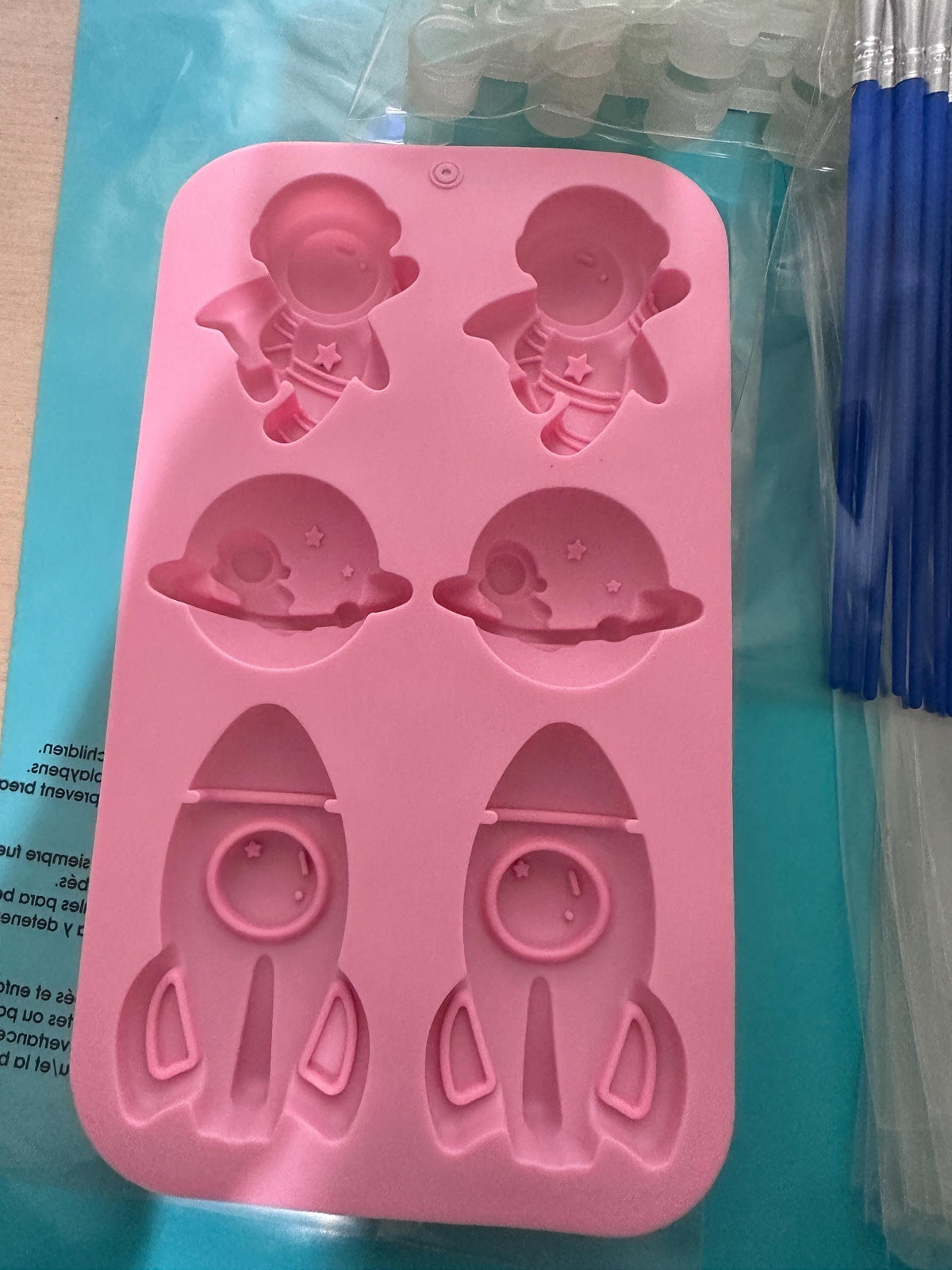 Astronaut DIY Plaster Starter Kit. Create your own party favors.